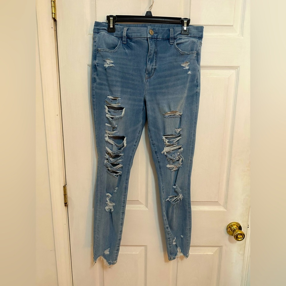 Destressed everywhere, skinny stretch American eagle jeans